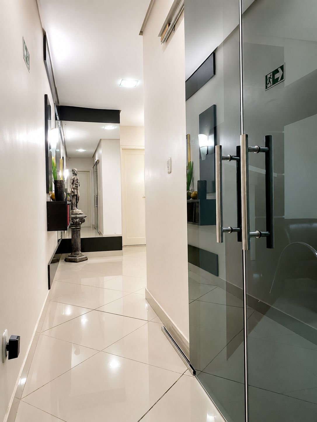 Corredor interno do escritório Lorenzoni Advogados Associados